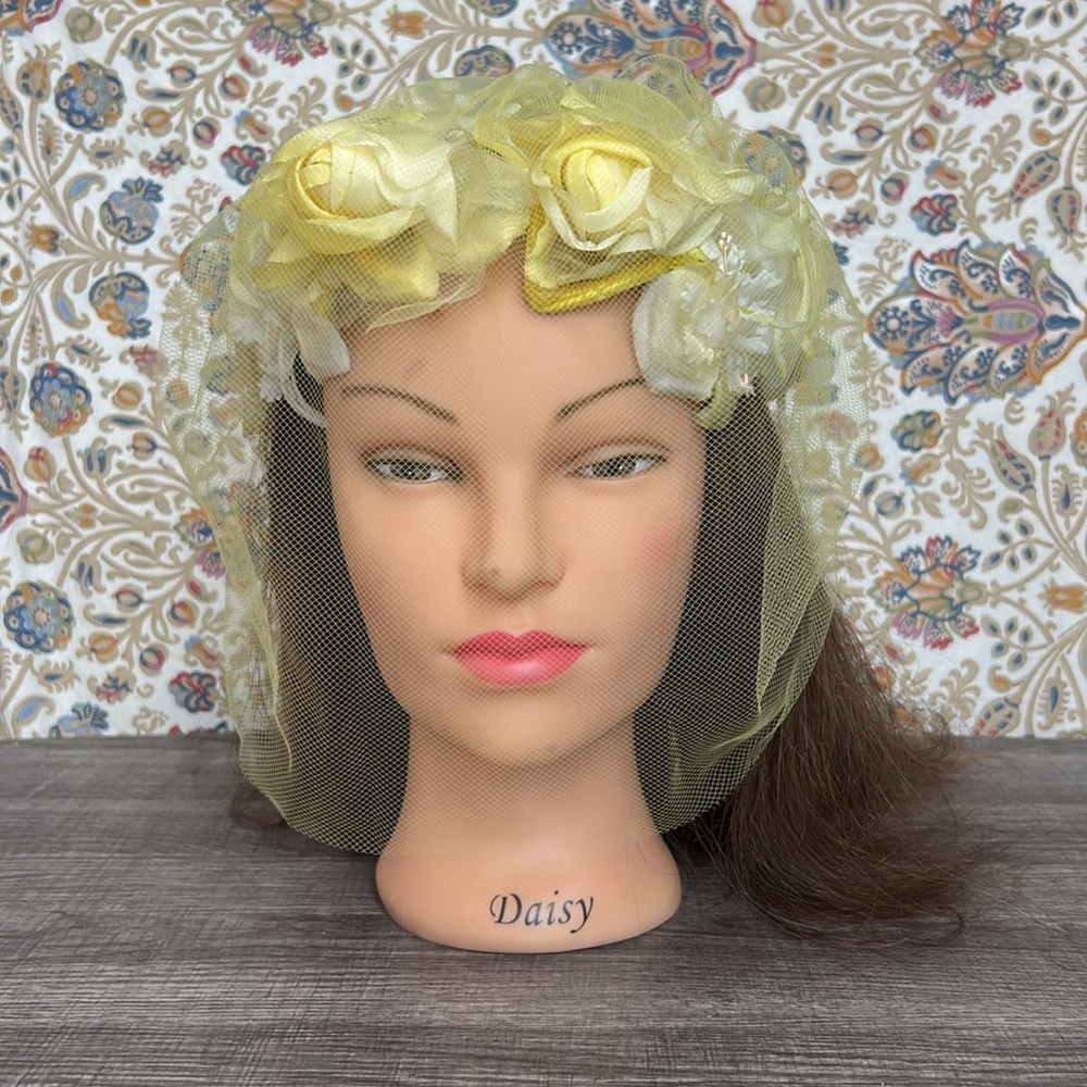 Vintage Couture 1950’s Fascinator Hat Yellow/White‎ Flowers Veiled with/Felt Bow